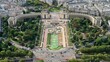 Vue aérienne panoramique sur la ville de Paris, avec la place du Trocadéro, le Palais de Chaillot et les jardins du Trocadero (France)
