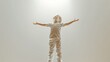 Pomnik przedstawia osobę stojącą z rozpostartymi ramionami na tle białego tła. Jest to niskokątny kadr z ujęciem siły i sztuki