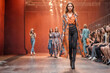 © Benedetto Riba - Stile Vivace- Sfilata di Moda con Donne Giovani e Alla Moda