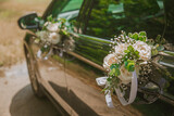 Fototapeta  - Auto ozdobione do ślubu kwiatami