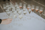 Fototapeta  - Stos kieliszków z powitalnym szampanem na toast