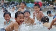 水遊びをする日本の子ども