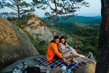 Fototapeta Miasto - happy couple having date at the cliff on sunset