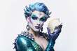 © Shyla Marsare - Drag Queen con un traje de sirena azul irisado y con un tocado de piedras y conchas marinas. Drag Queen hombre sobre fondo azul claro.