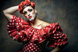 © Shyla Marsare - Drag Queen hombre con traje de gitana para la feria. Traje de flamenca en blanco y rojo. Artista vestido de flamenco para la fiesta sobre fondo oscuro.