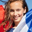jeune femme blanche avec le drapeau français représentant Marianne en ia