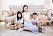 © 大 李 - The mother stayed with the two children
