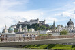 Makartsteg mit Altstadt und Festung Hohensalzburg in Salzburg