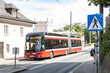 Verkehrszeichen an Bushaltestelle mit Zebrastreifen in Salzburg Mülln
