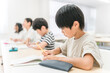 © buritora - 塾・学校・学童で学習する小学生・中学生の男女生徒