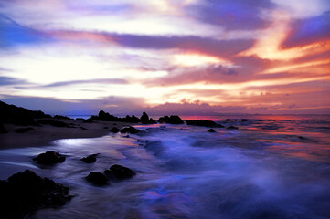 Wall Mural - Majestic sunset at rocky beach