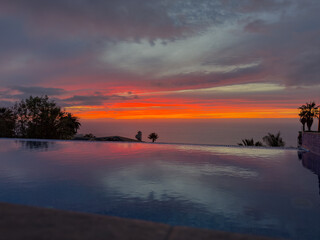 Wall Mural - Pool mit Sonnenuntergang