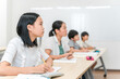© buritora - 塾・学校で授業を受ける真剣な表情の小学生・中学生の女の子・男女