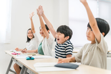 Poster - 塾・学校の授業中に元気に挙手する小学生の男女生徒
