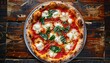 pizza margherita napoletana appena sfornata con mozzarella filante e basilico fresco