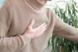 © kittyfly - young man experiences experiences sudden chest pain behind sternum, clutching chest, Arterial hypertension, Myocarditis or Arrhythmia, heart disease experiences, Risk factors