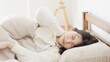 © mapo - 暑くて眠れないアジア人女性