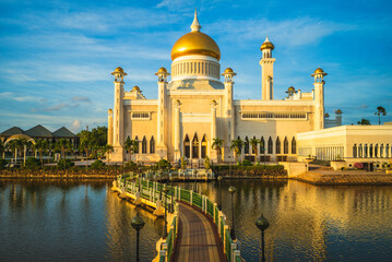 omar ali saifuddien mosque located in bandar seri begawan, brunei darussalam