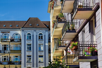 Sticker - hamburg, deutschland - sanierte alte häuser mit balkonen