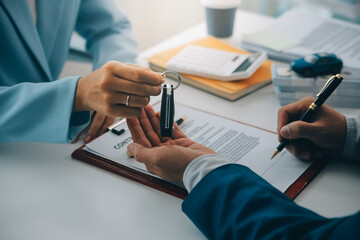 Insurance officers hand over the car keys after the tenant. have signed an auto insurance document or a lease or agreement document Buying or selling a new or used car with a car