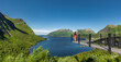 Touristin auf der Aussichtsplattform Bergsboten am  Fjord auf Senja in Norwegen