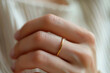 Mano de mujer con anillo de oro.