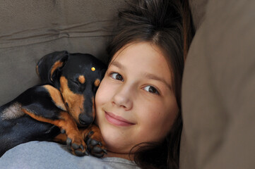 Wall Mural - Menina feliz com cachorro salsicha raça duchshund