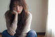 © AiPhoto - 悩んでいる若い女性