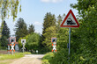 Verkehrszeichen warnt vor unbeschranktem Bahnübergang