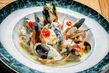 Canvas Print - mussels with cream sauce with bread