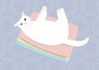 畳んだ洗濯物の上に寝転がる猫　シロネコ