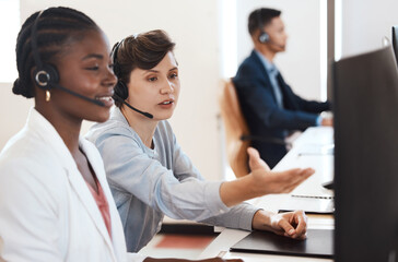 Fototapete - Black woman, manager and training in office in call center for customer service, headset and online faq. Female agent, headphones and staff help in telemarketing agency for consultation and crm coach