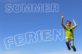 Fototapeta  - Symbolbild Sommerferien: Schriftzug vor blauem Himmel und ein Junge der vor Freude in die Luft springt