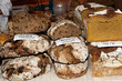 Venta de panes artesanales en mercado.
