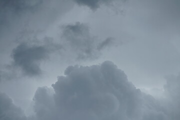 Wall Mural - Hell bis dunkel grauer Wolken Himmel am Abend