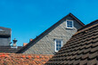 Blauer Himmel, Dachfenster, Hausgiebel mit Schiefer und Dachziegel