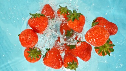 Fototapete - Freeze Motion of Strawberries Falling into Water, Splashing.