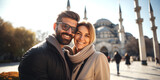 Fototapeta Londyn - Feliz pareja joven turistas tomando fotos selfie para su blog de viajes en Estambul horizonte. Viajes y aventuras alrededor del mundo en Turquía.
