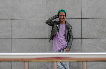 Poster - relaxed urban young man leaning on wall