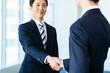 © wheeljack - 握手するビジネスマン