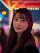 © おでんじん - 夜の街で輝く若いアジア人女性の魅力的な笑顔