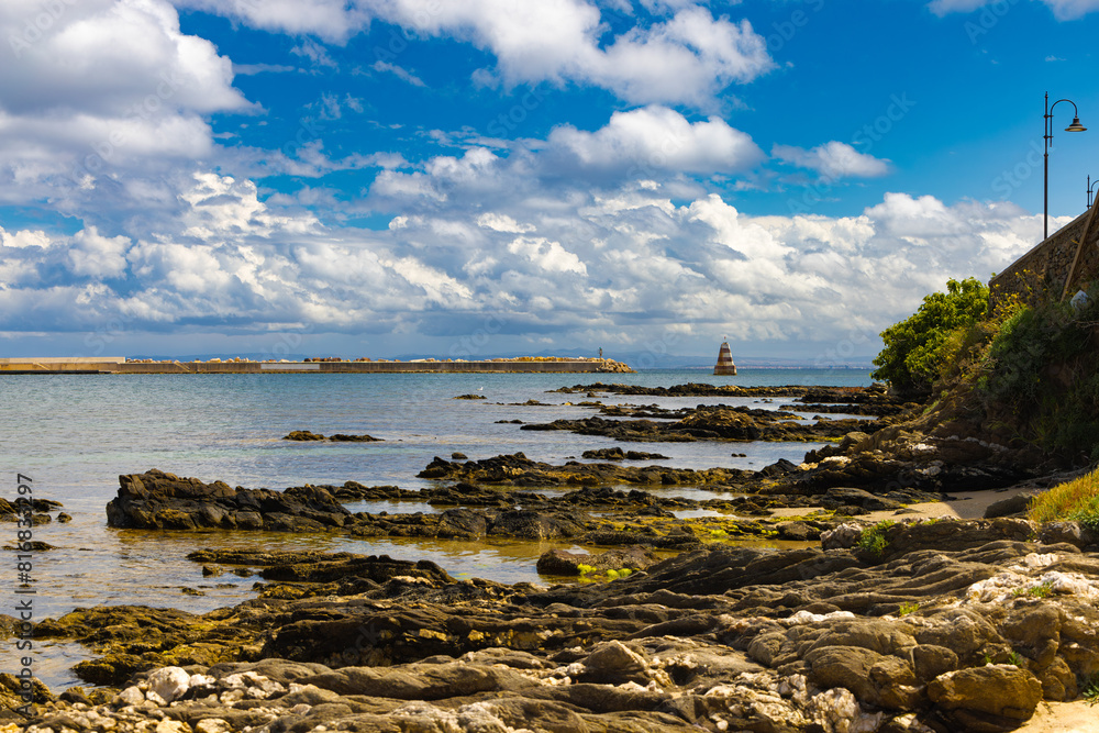 Costas rocosas del puerto de Stintino en Cerdeña, Italia, capturadas ...