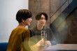 © folyphoto - バーで飲み交わす男女