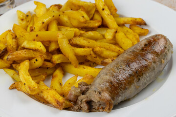 Sticker - andouillette et frites, en gros plan, dans une assiette	