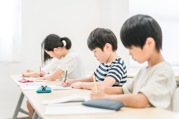 Poster - 塾・学校・学童で学習する小学生・中学生の男女生徒
