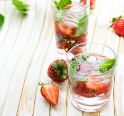 Wall Mural - refreshing summer lemonade with strawberries and mint