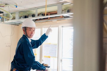 Wall Mural - 工事中の現場で指差し確認をする職人