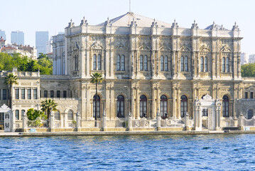 Wall Mural - View from the Bosphorus to the Sultan's Dolmabahce Palace in Istanbul, Türkiye. Architecture in the Ottoman Baroque style - creations of the Balyan family.