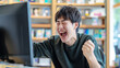 © Kyohei Kaneko - パソコンの前で喜ぶ男子 Happy boy in front of PC