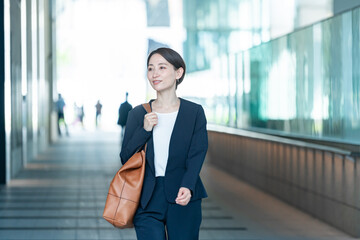 Sticker - ビジネス街を歩くスーツを着た日本人女性